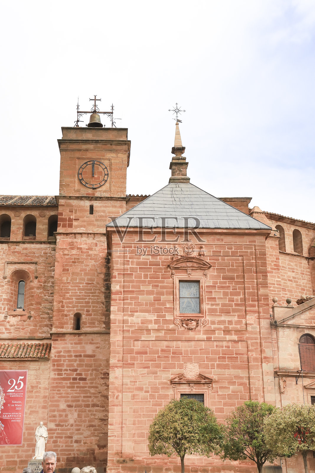 维拉努埃瓦·德·洛斯·因凡特斯镇的圣安德鲁教堂照片摄影图片