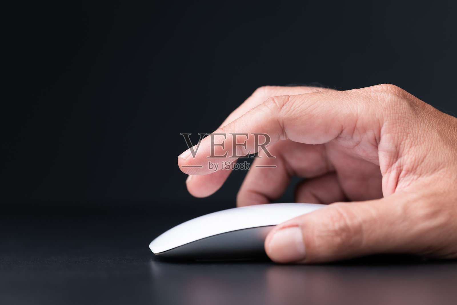 手握无线鼠标照片摄影图片