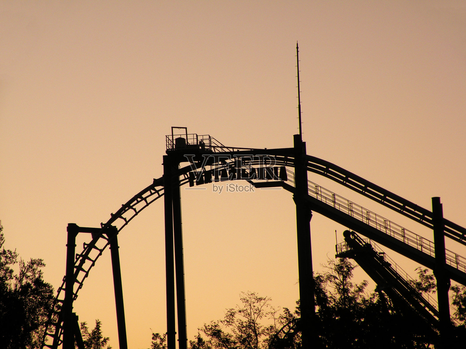 在奥希金斯公园的幻想乐园中，背光的轮廓吸引着游客。照片摄影图片