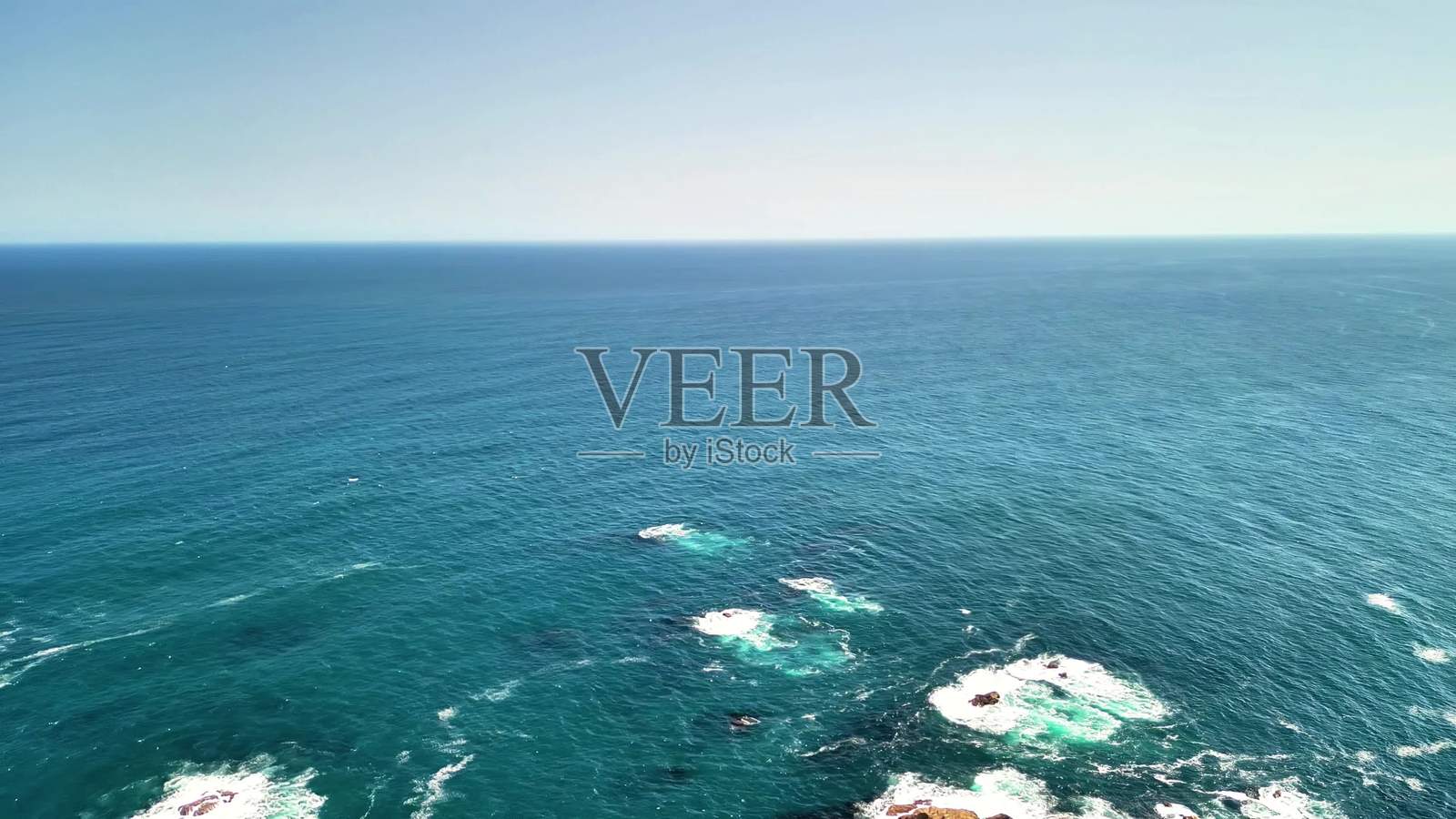 令人惊叹的水面和岩石的空中视角，船只在其中航行照片摄影图片