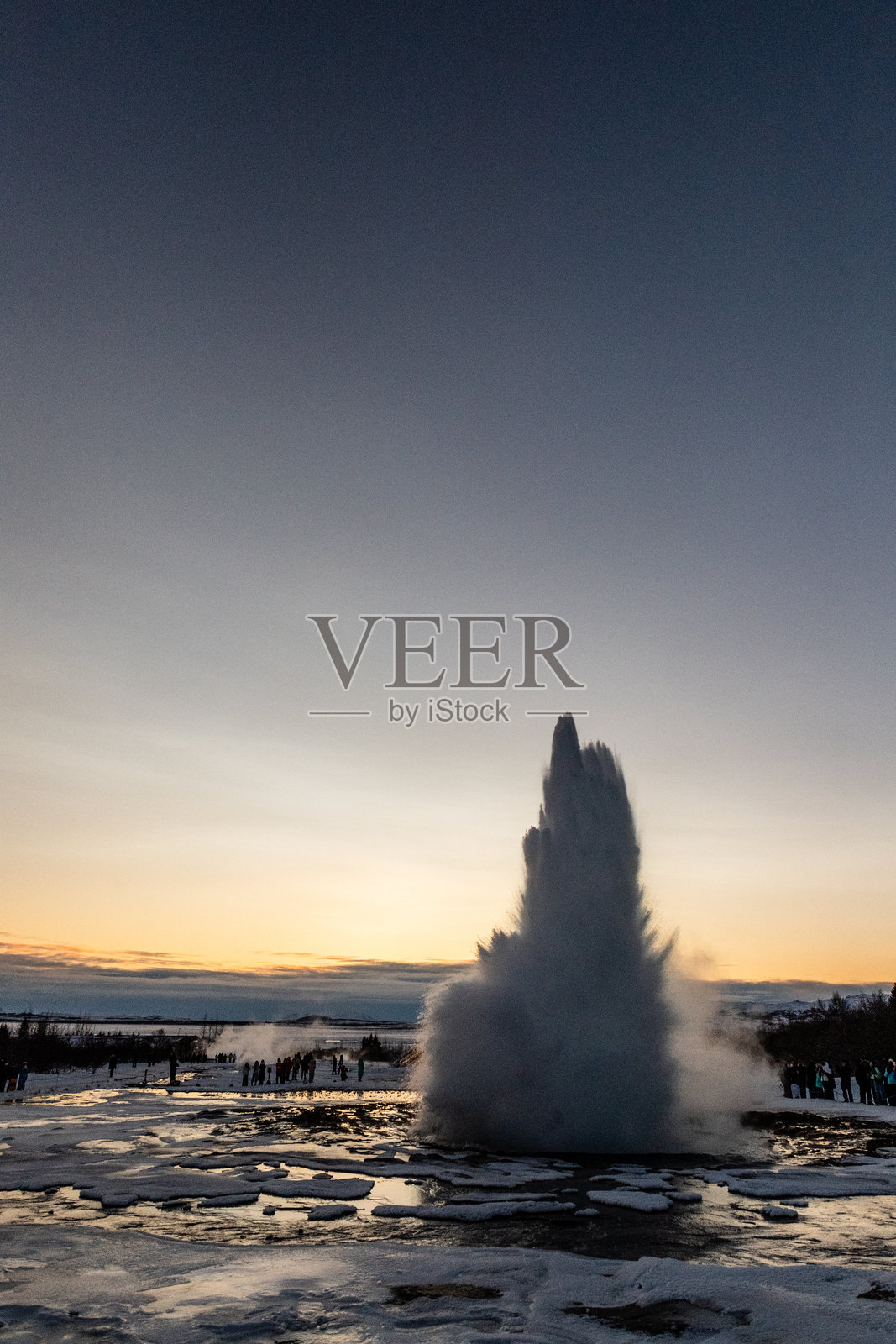 盖西尔温泉的喷发照片摄影图片