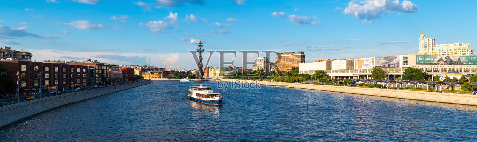 莫斯科河的景观，普列奇斯滕斯卡亚和克里姆斯卡亚堤岸，雅基曼卡区，阳光明媚的夏日河流交通全景照片摄影图片