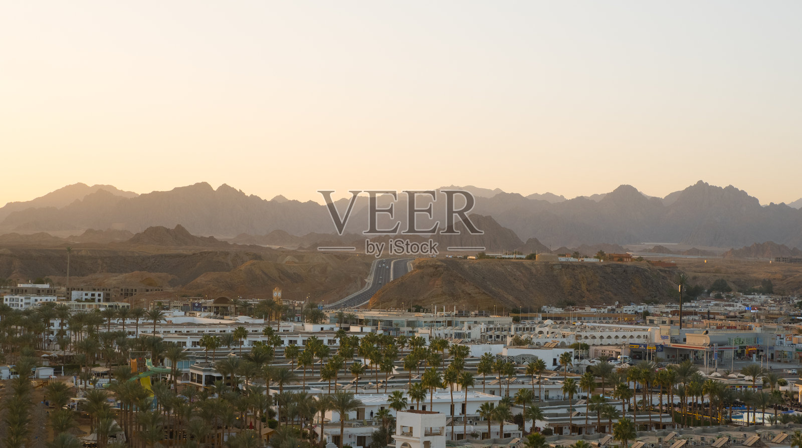 从山上俯瞰红海地平线上山姆沙伊赫老城的景色照片摄影图片