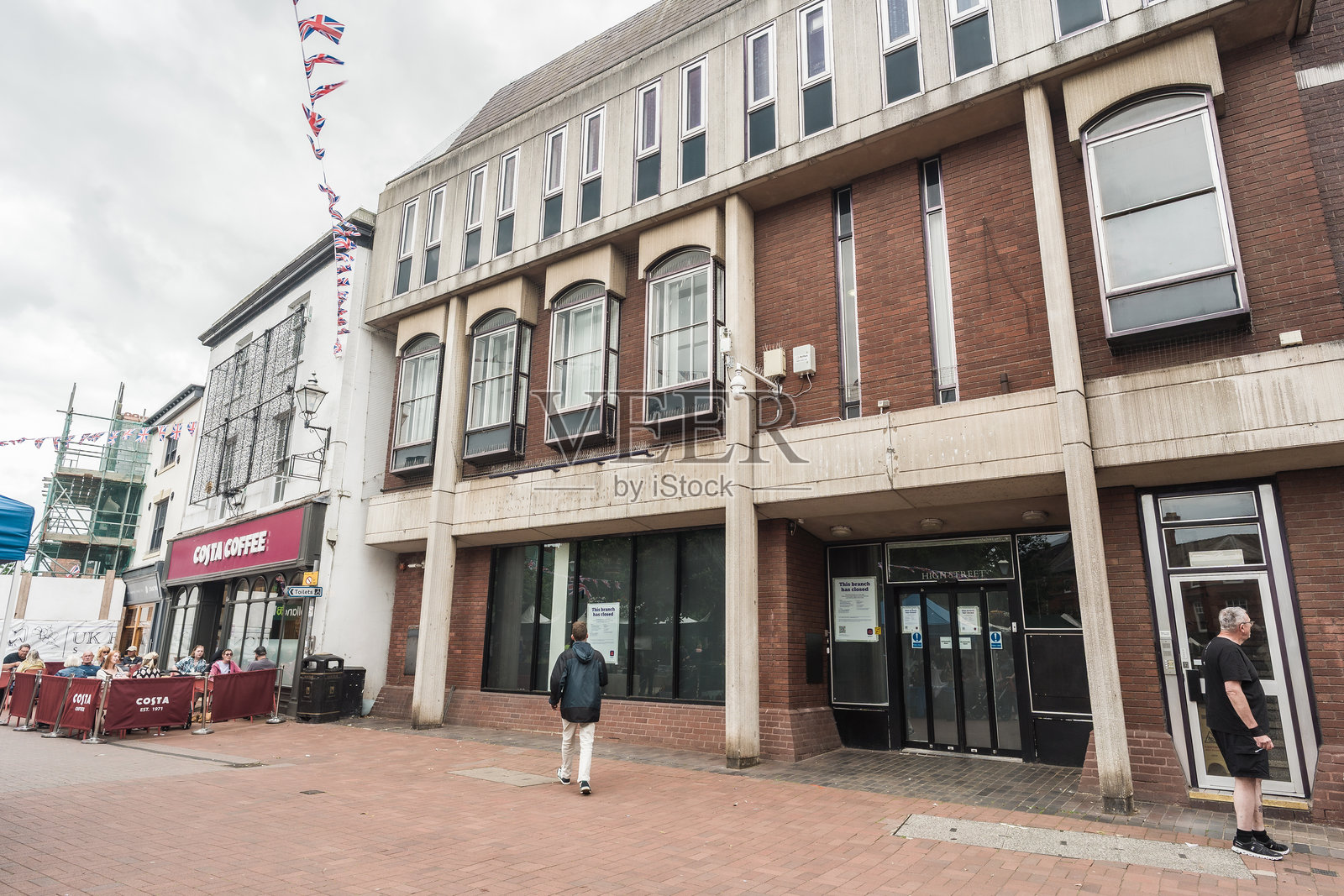 人们在大街上走过一家关闭的NatWest银行照片摄影图片