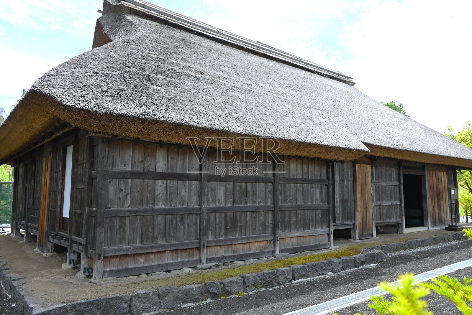 一座古老的日本茅草屋。照片摄影图片