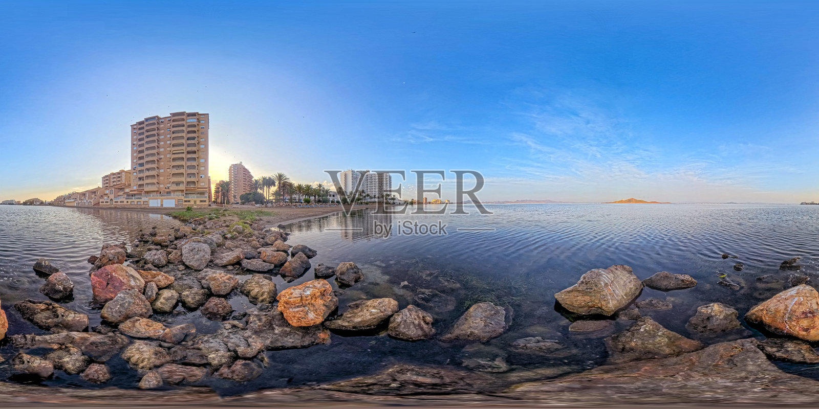 日出岩石海岸 HDRI – 360° 等距全景图用于建筑可视化 (8192x4096)照片摄影图片