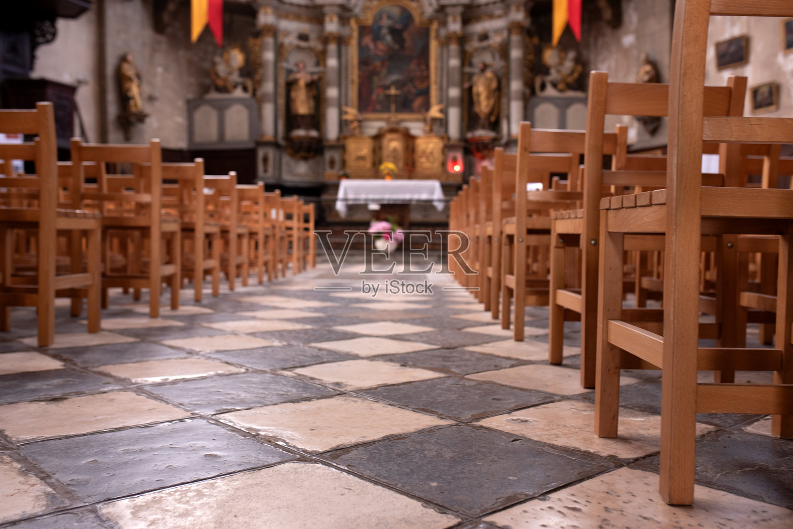 一座空荡荡的教堂，里面有排排木椅。照片摄影图片
