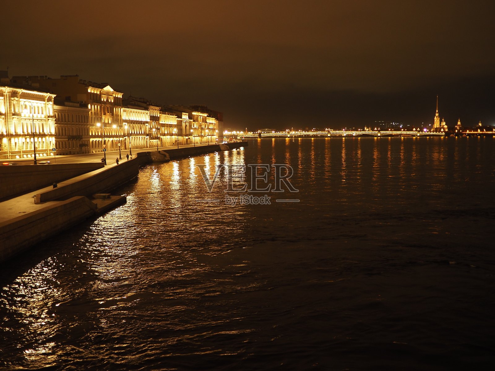 从水面看圣彼得堡的夜景。俄罗斯。照片摄影图片