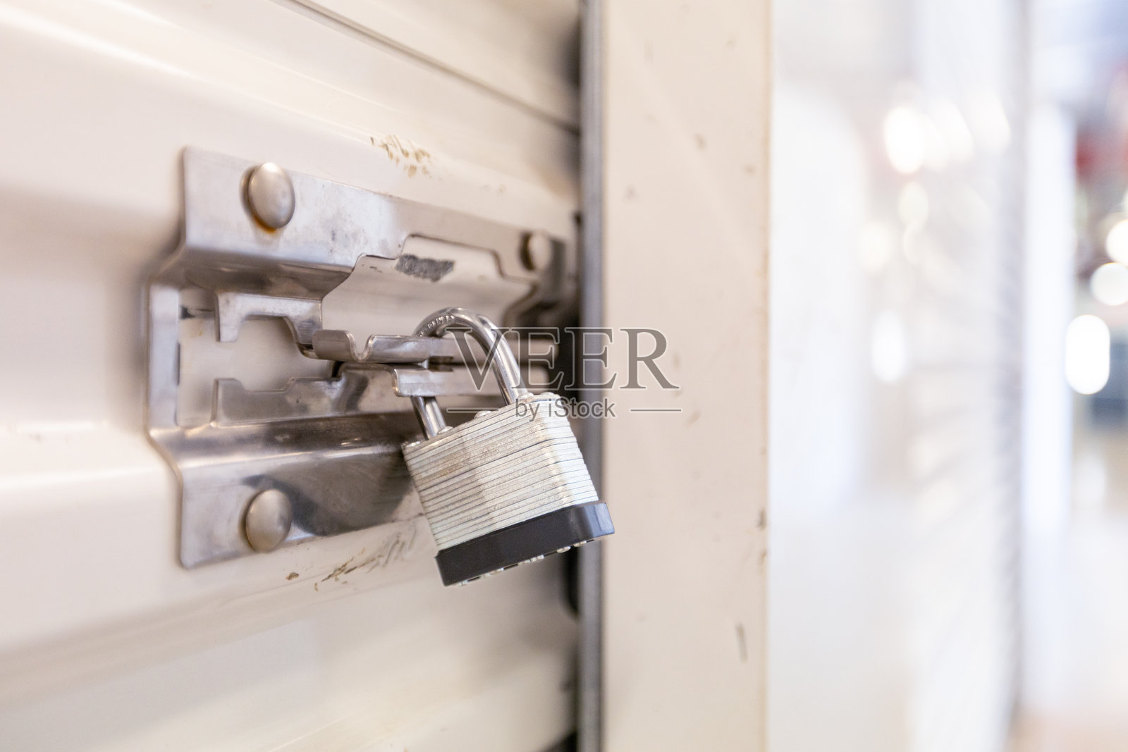 自助存储门上的钥匙锁照片摄影图片