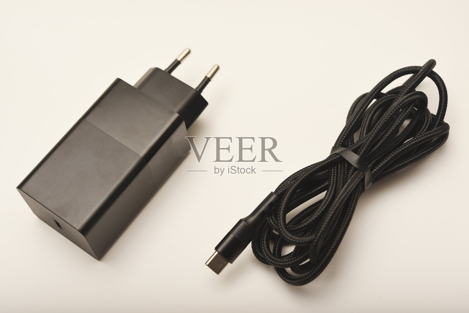 带线的新设备充电器。带线的USB充电。照片摄影图片