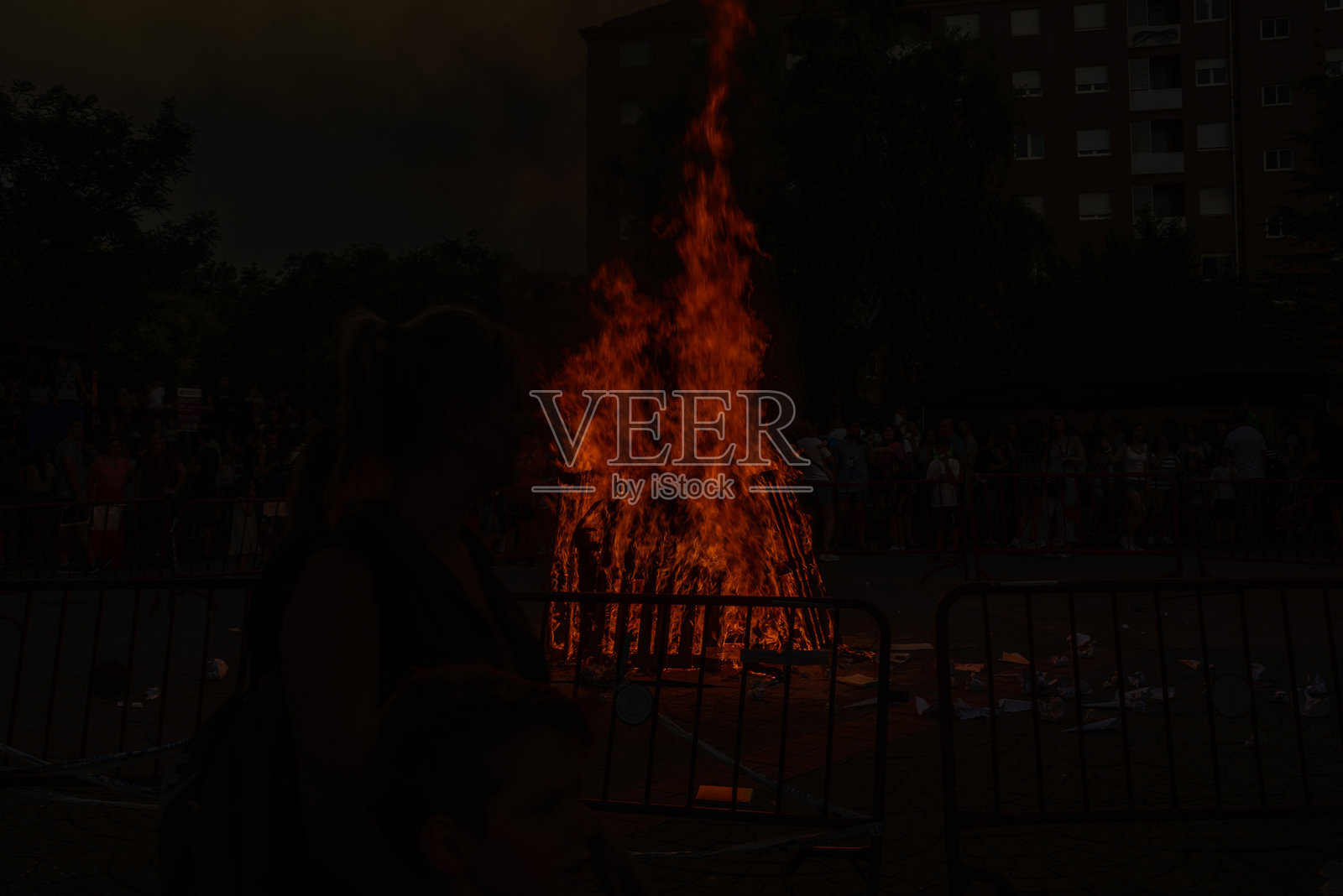 西班牙城市洛格罗ño的消防员监督圣胡安之夜的篝火。洛格罗ño，拉里奥哈，西班牙。照片摄影图片