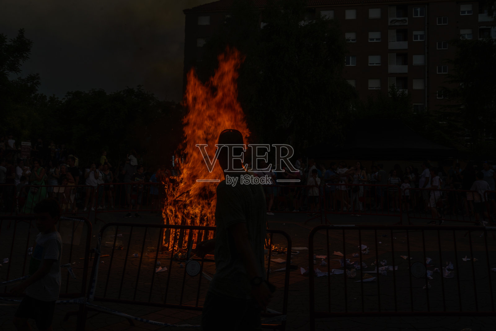 西班牙城市洛格罗ño的消防员监督圣胡安之夜的篝火。洛格罗ño，拉里奥哈，西班牙。照片摄影图片