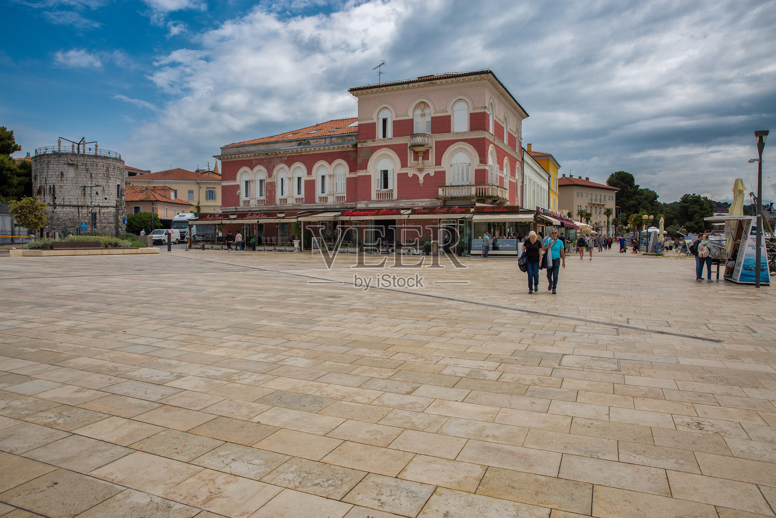 克罗地亚伊斯特拉州波雷奇的历史建筑广场。照片摄影图片