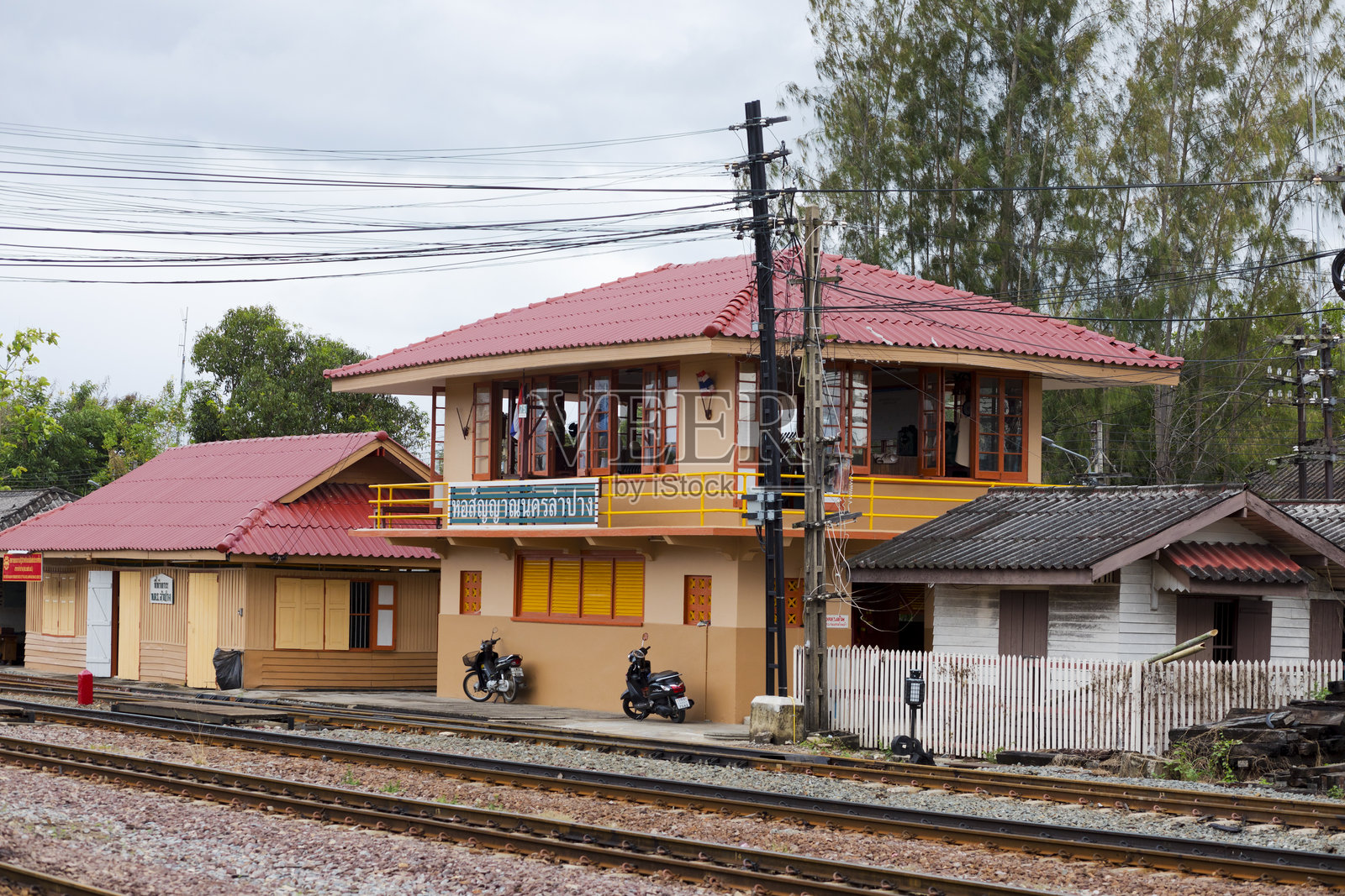 铁路开关控制站建筑照片摄影图片