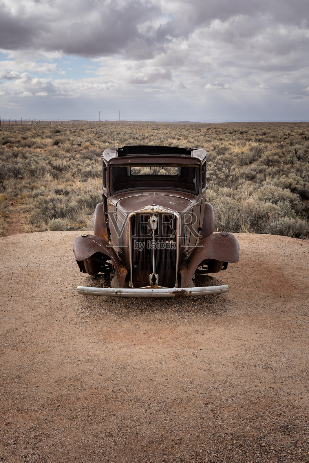 66号公路上的生锈遗物：废弃汽车沿着旧公路照片摄影图片