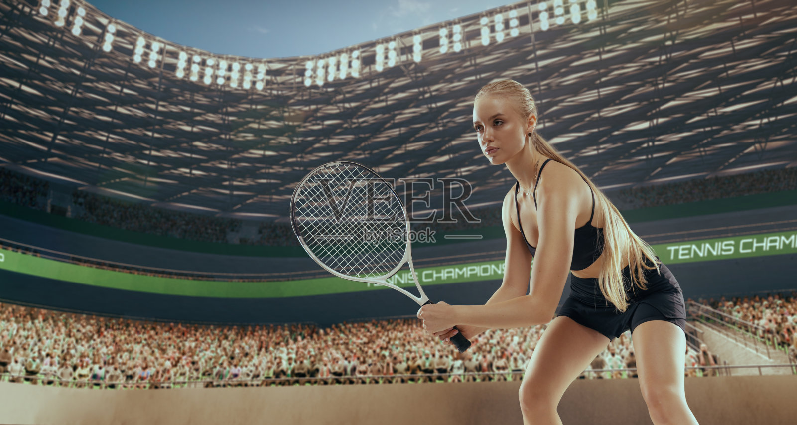 女子网球运动员在专业网球场上打网球。照片摄影图片