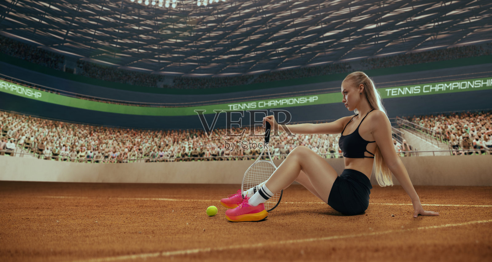 女子网球运动员在专业网球场上打网球。照片摄影图片