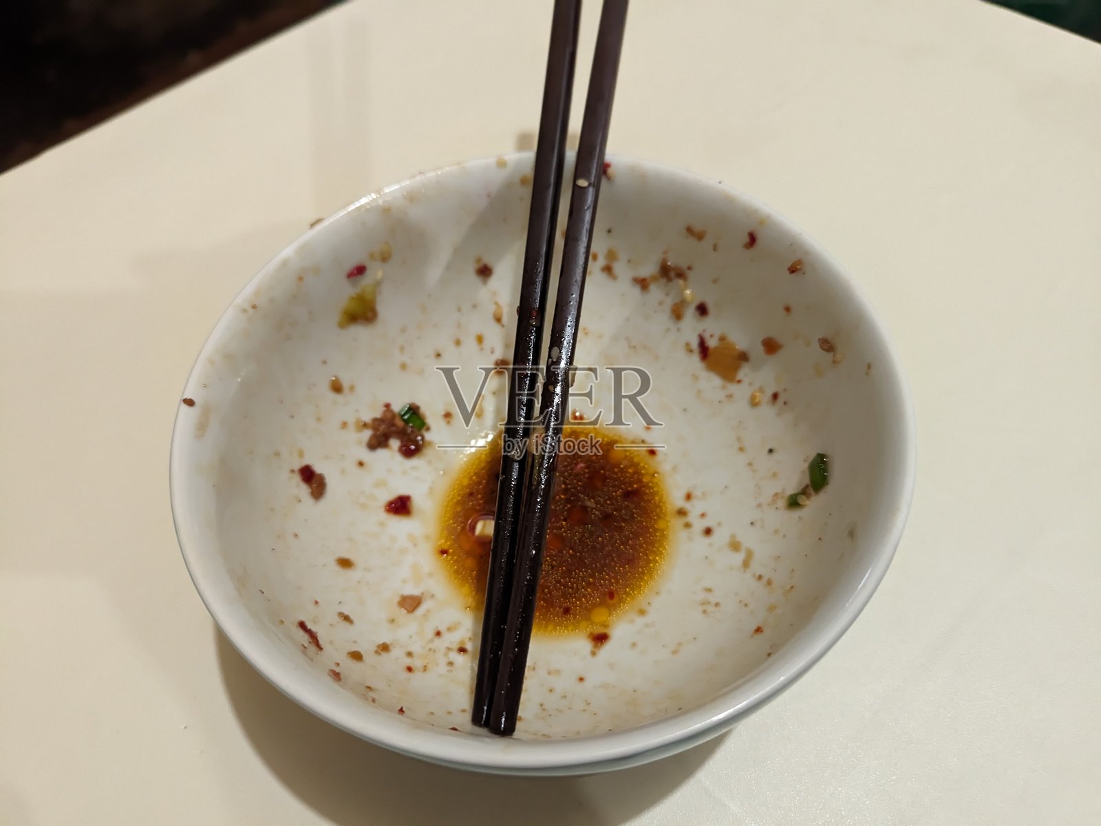 有食物污渍的脏白碗照片摄影图片