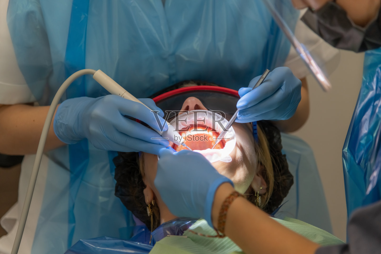 诊所内正在进行的牙科治疗，患者正在接受护理照片摄影图片