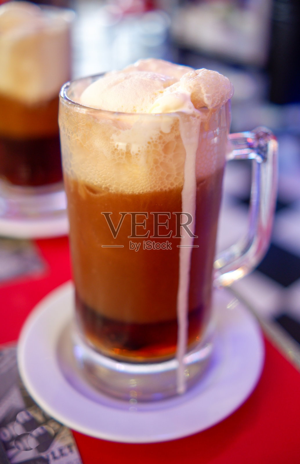 在菲律宾马卡蒂市的餐厅里享用根啤酒漂浮饮品。照片摄影图片