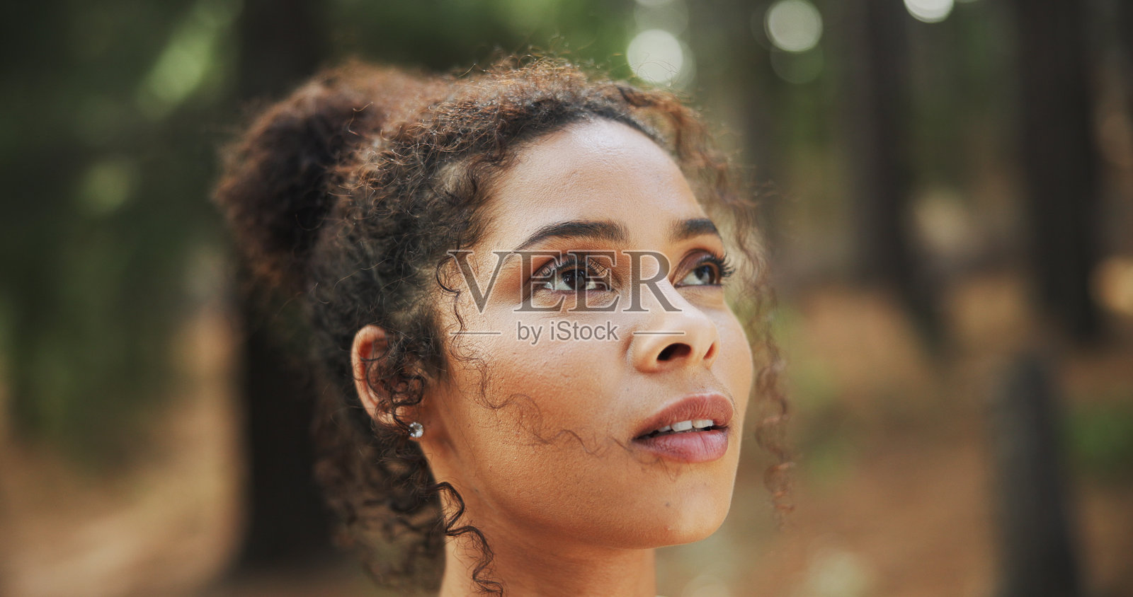 在森林中徒步旅行、思考的女性，关注健康与反思。户外的行者在自然乡村中休息，健康、白日梦与探索，旅程与宁静。照片摄影图片