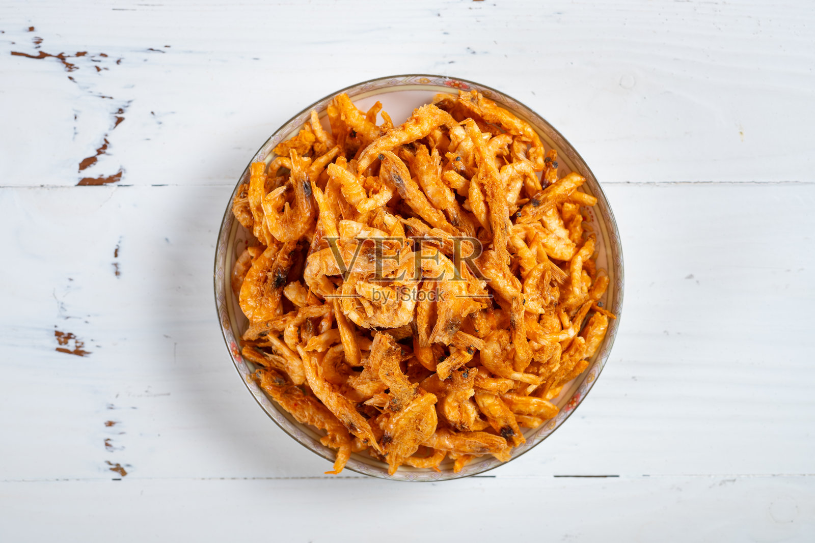 从上方看装有冻干南极磷虾的猫零食盘照片摄影图片