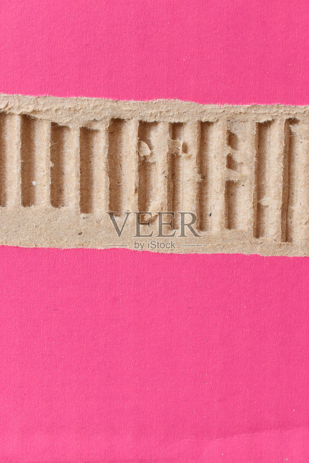 撕裂的粉色纸板箱纹理背景，回收材料照片摄影图片