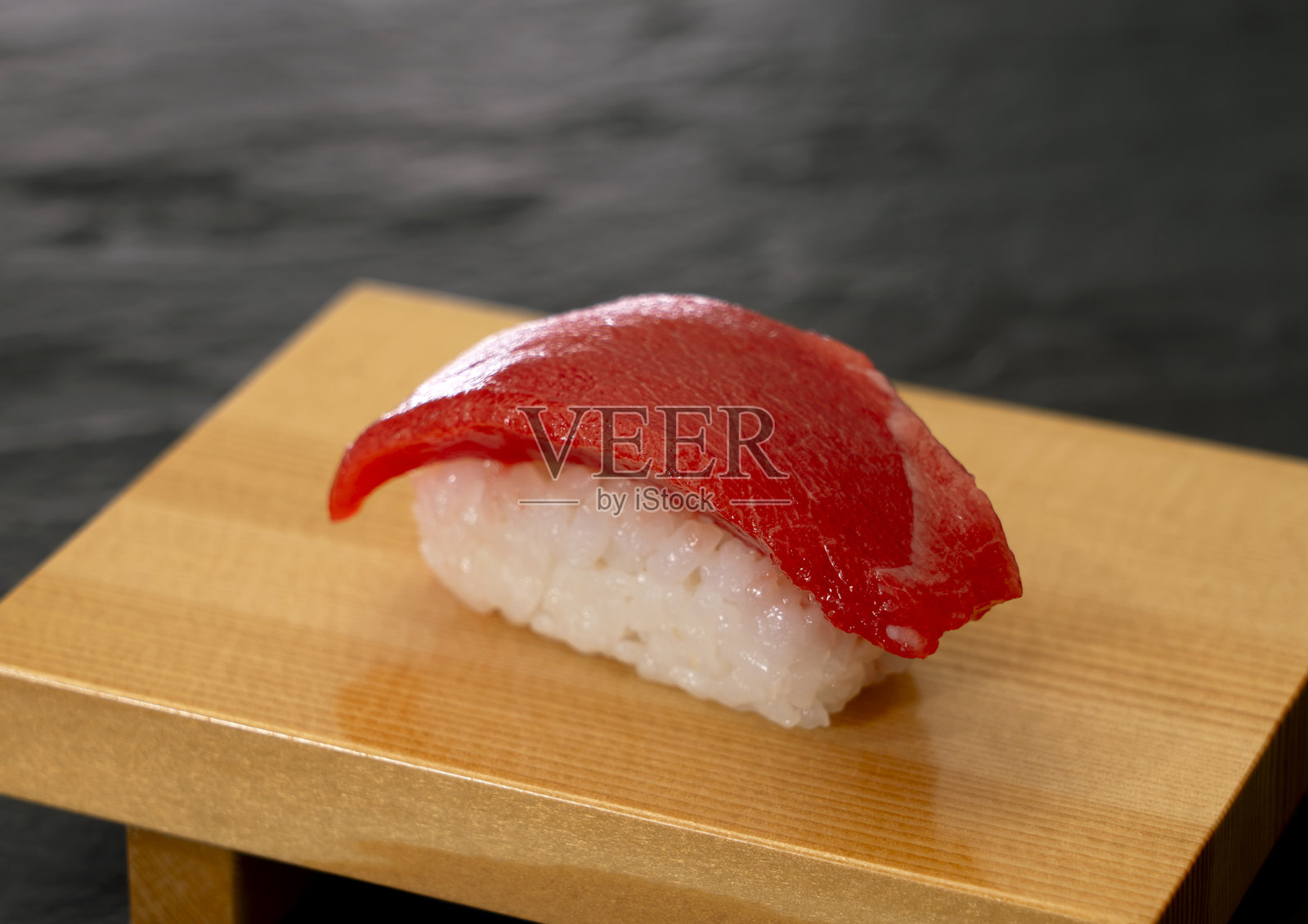 鲜鱼寿司，瘦金枪鱼寿司放在寿司托盘上。照片摄影图片