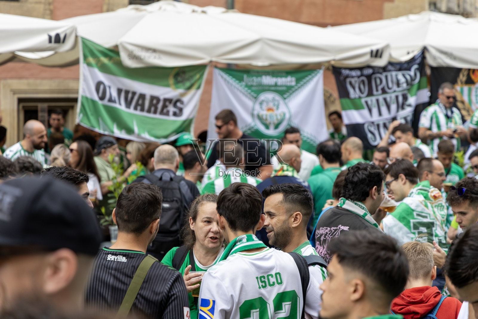 在弗罗茨瓦夫街头的皇家贝蒂斯和切尔西足球迷。皇家贝蒂斯，切尔西足球俱乐部 - 欧洲足球协会会议联赛决赛2025照片摄影图片