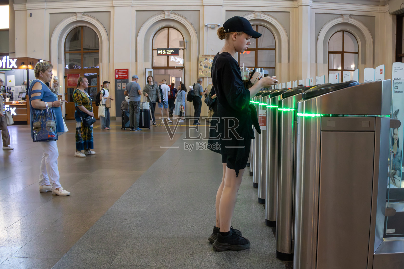 人们在火车站的旋转门前照片摄影图片