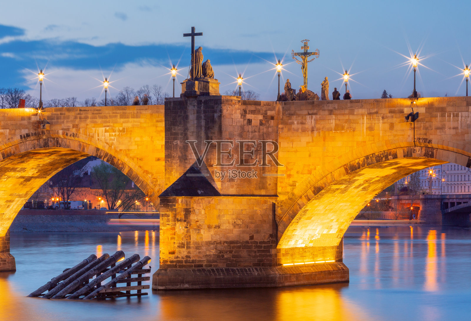 布拉格捷克共和国黄昏时分的查尔斯桥灯光照明照片摄影图片