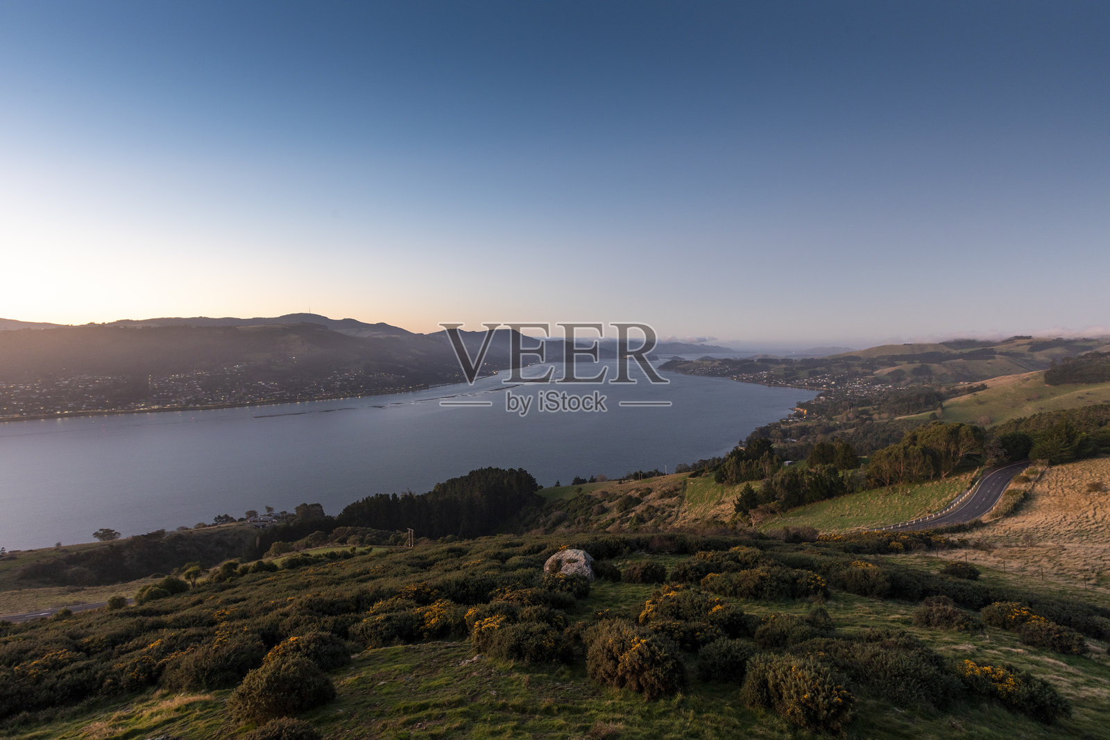 新西兰达尼丁的奥塔哥骑兵纪念士兵雕像瞭望台，日落时分照片摄影图片