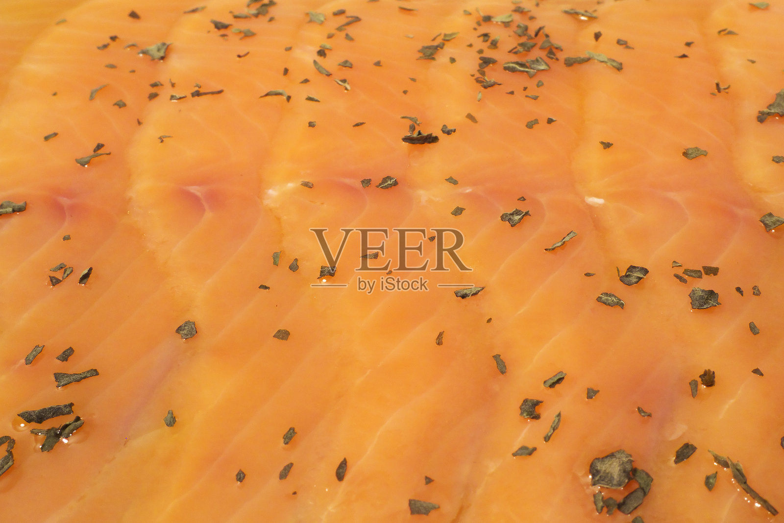 美味的熏三文鱼配橄榄油和香草照片摄影图片