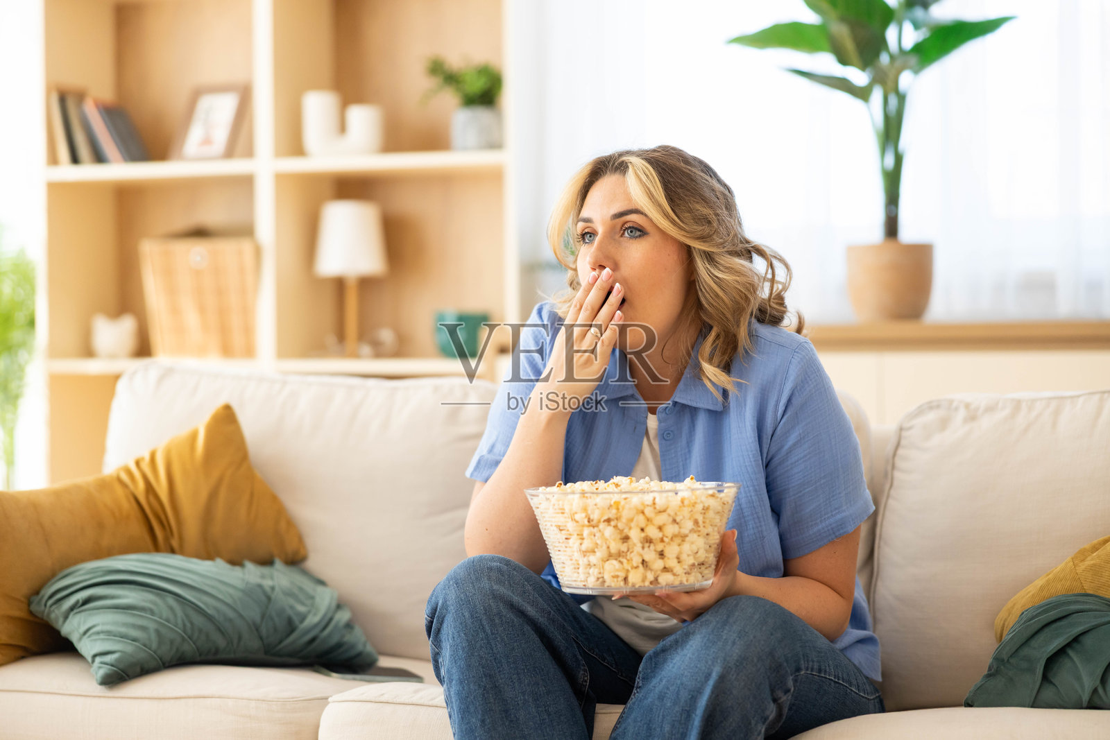 享受看电视时的爆米花照片摄影图片