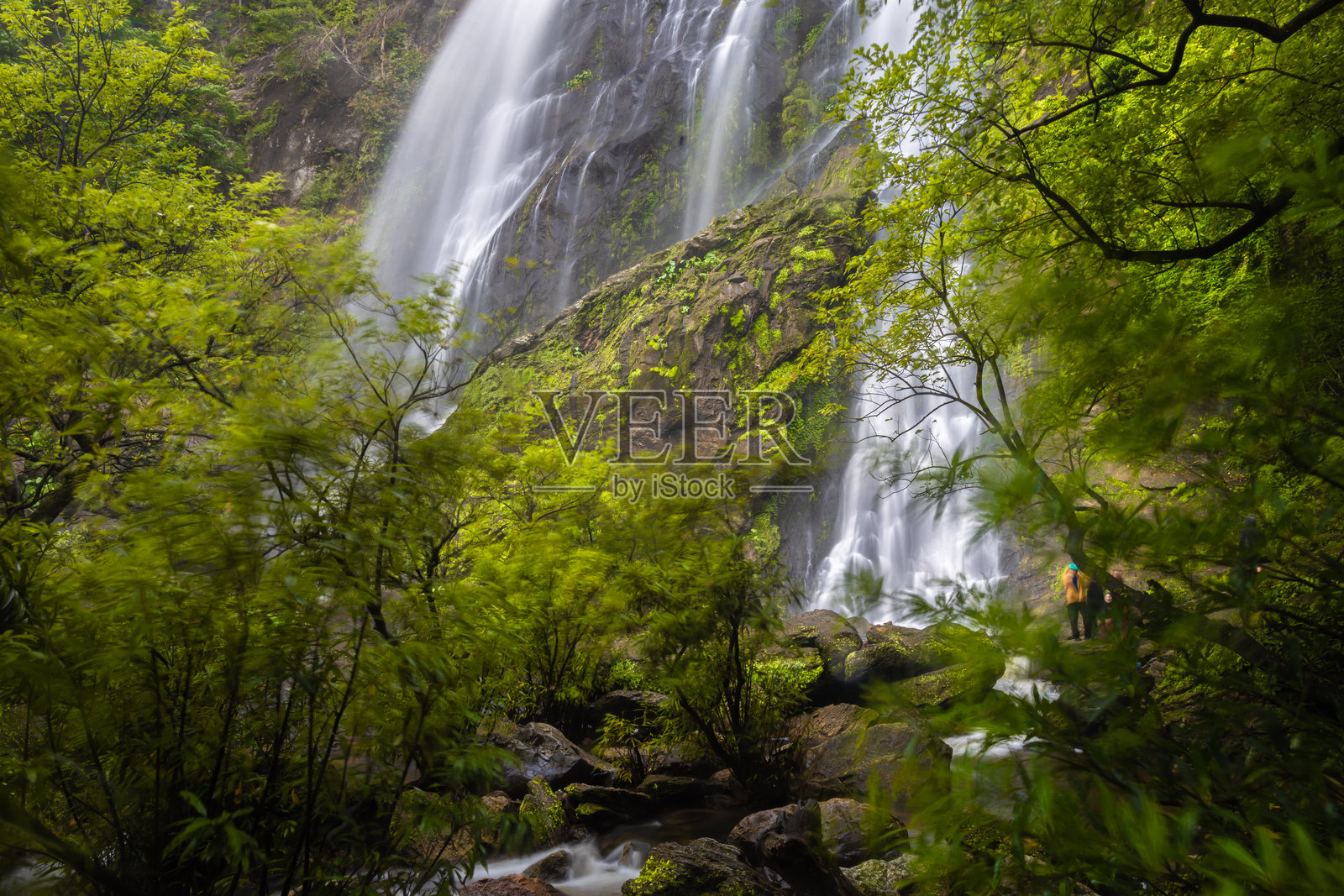 克隆兰瀑布是泰国最美丽的瀑布之一。它位于坤平府的克隆兰国家公园内。照片摄影图片