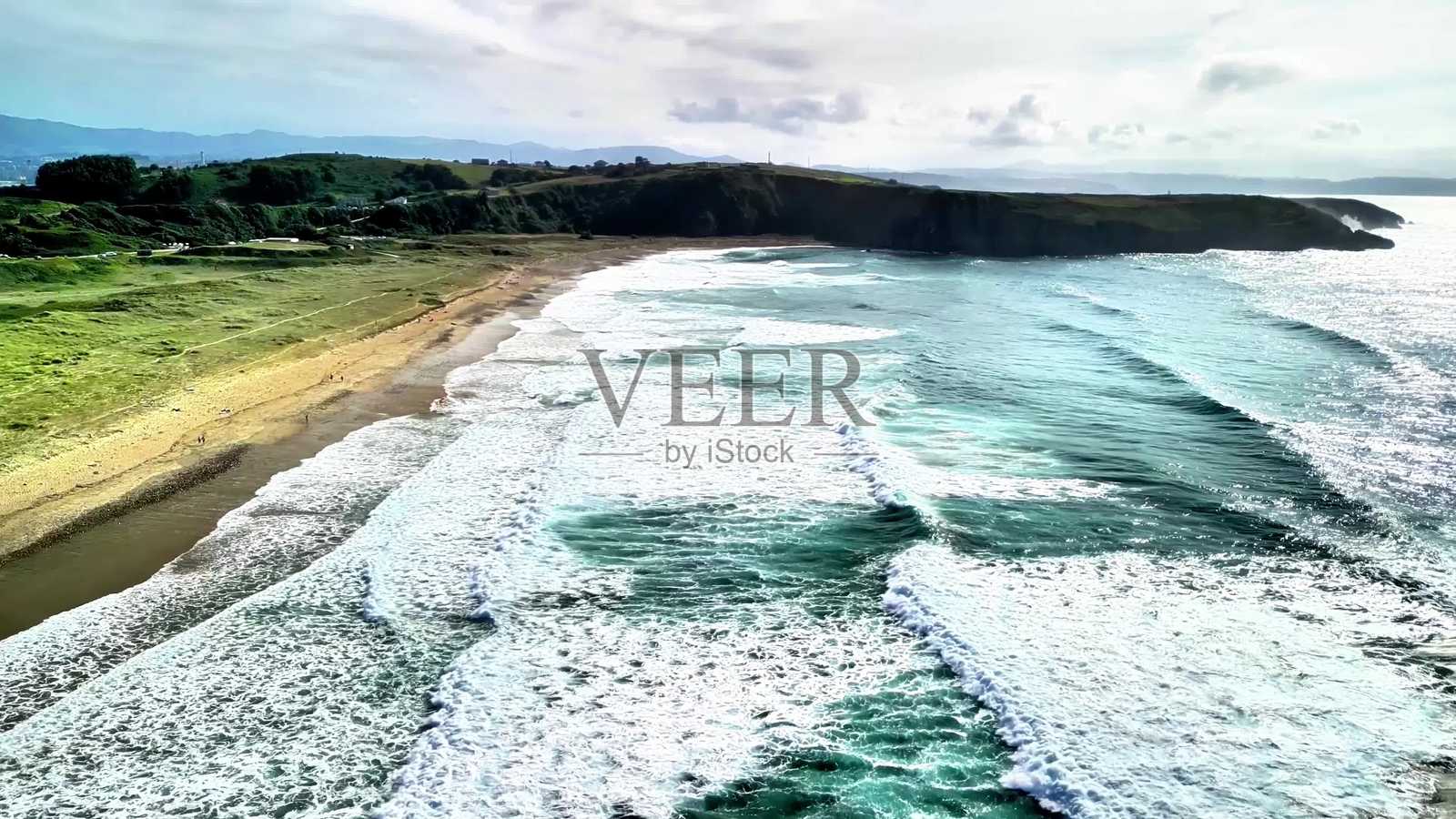 体验波浪在沙滩上美丽冲击的壮观空中视角照片摄影图片