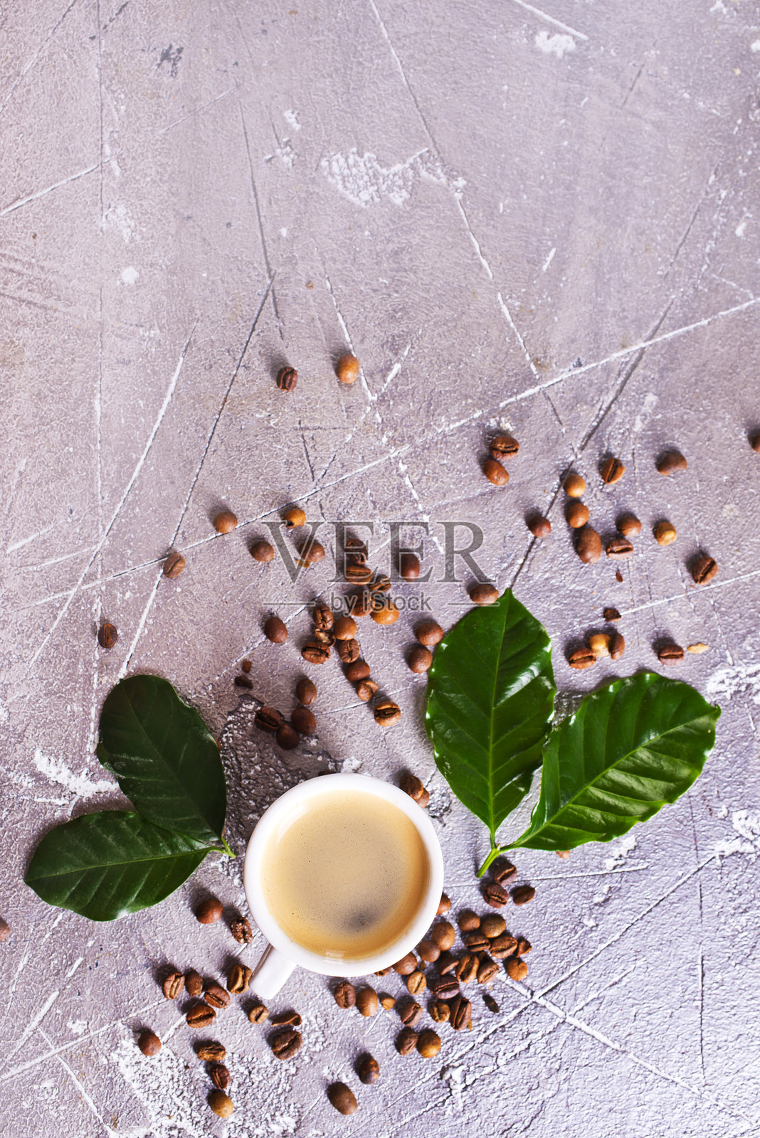 灰色背景上的咖啡杯和咖啡豆，香气四溢的黑色咖啡杯照片摄影图片