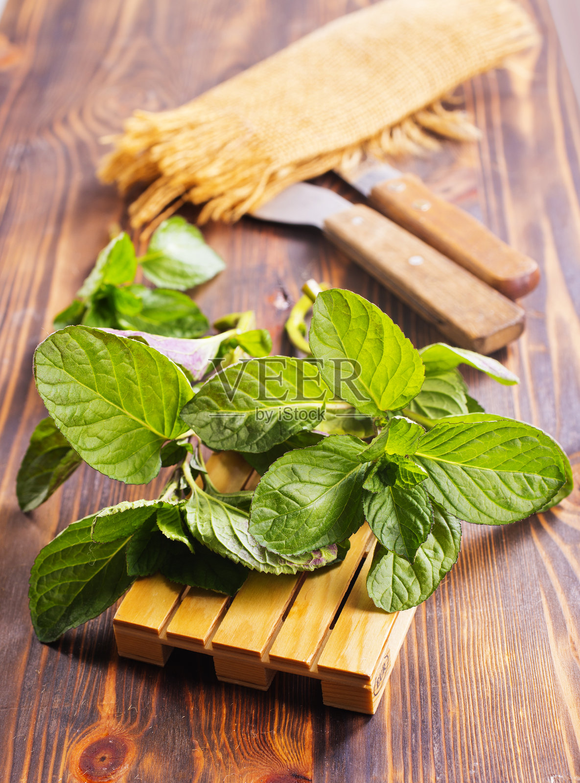 新鲜薄荷叶的特写图像放在木板上照片摄影图片