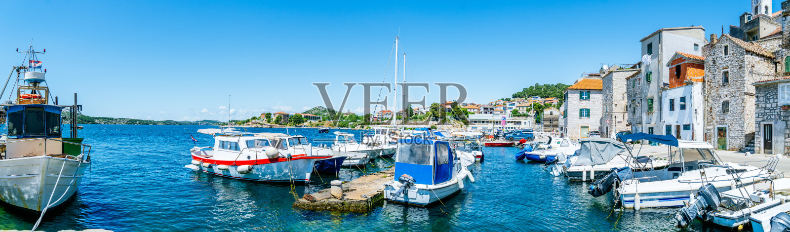 希贝尼克海滨小镇建筑前停靠着船只的全景视图照片摄影图片