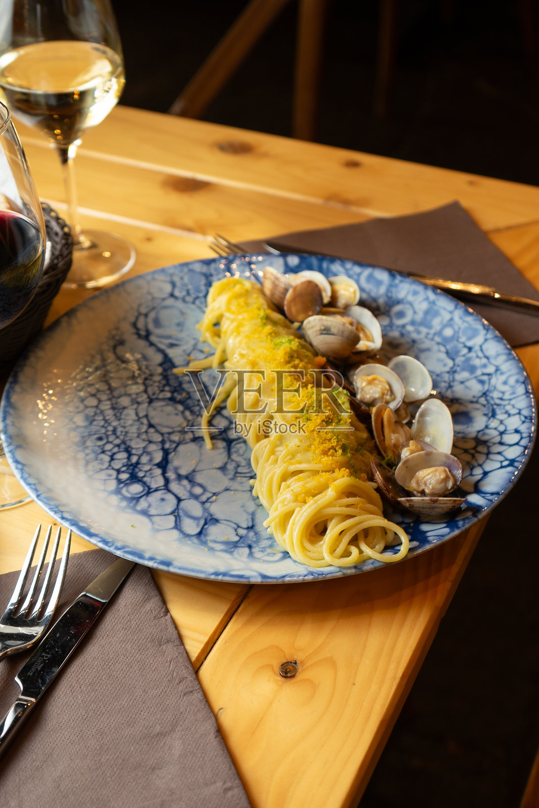 一盘蛤蜊意大利面照片摄影图片
