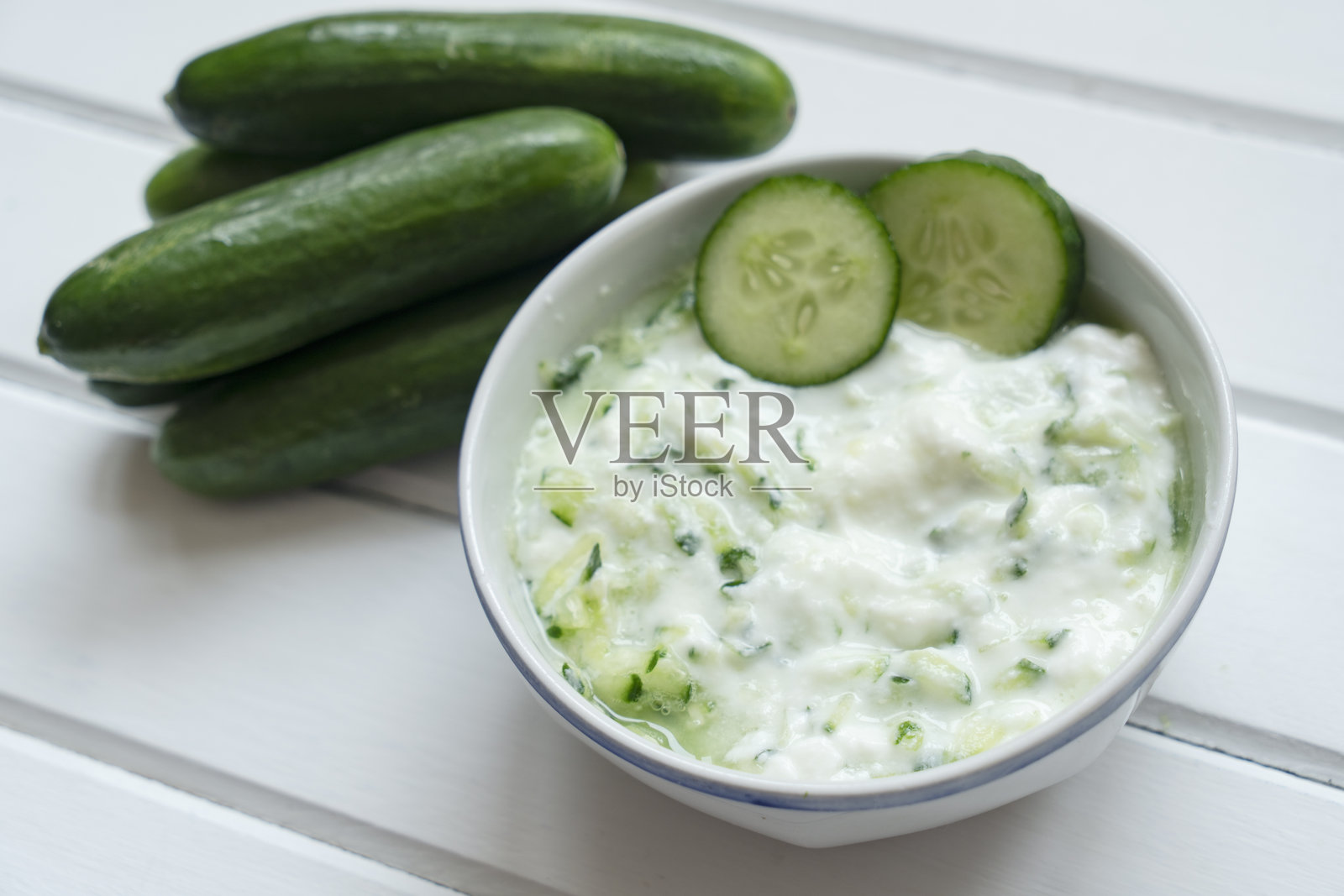 传统美味开胃菜；酸奶黄瓜沙拉（土耳其名称；Cacik）照片摄影图片
