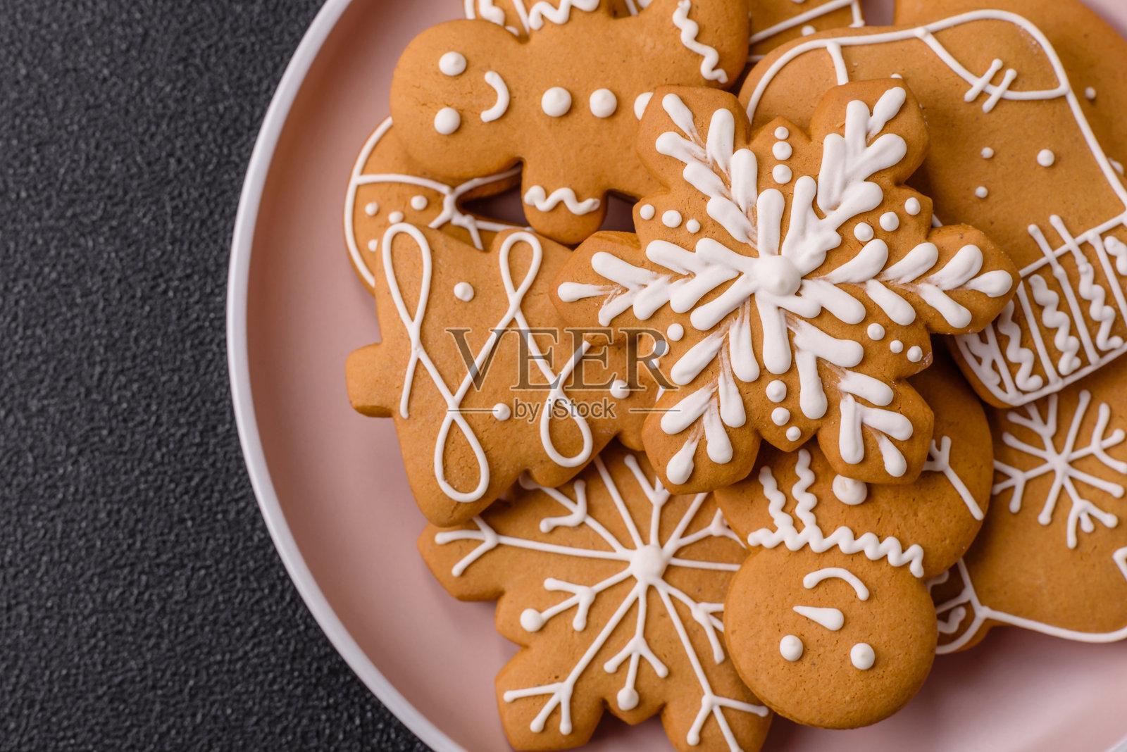 圣诞冬季姜饼，单色背景上的节日饼干照片摄影图片