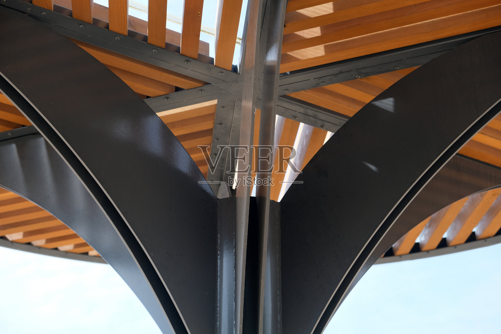 现代亭子的建筑细节，突出结构元素和材料，正午时分。照片摄影图片