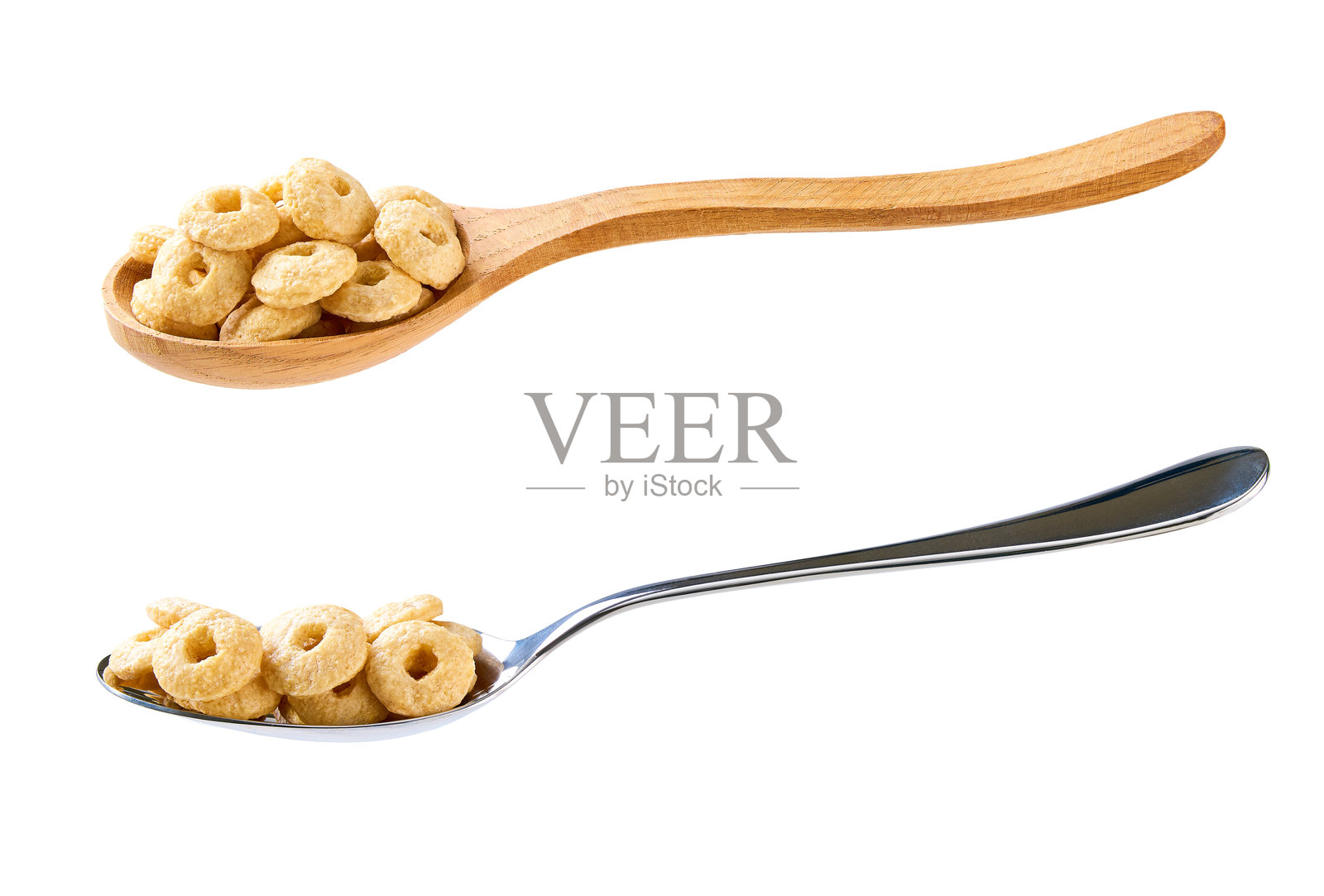 金属勺子里的全谷物麦圈，背景为白色。照片摄影图片