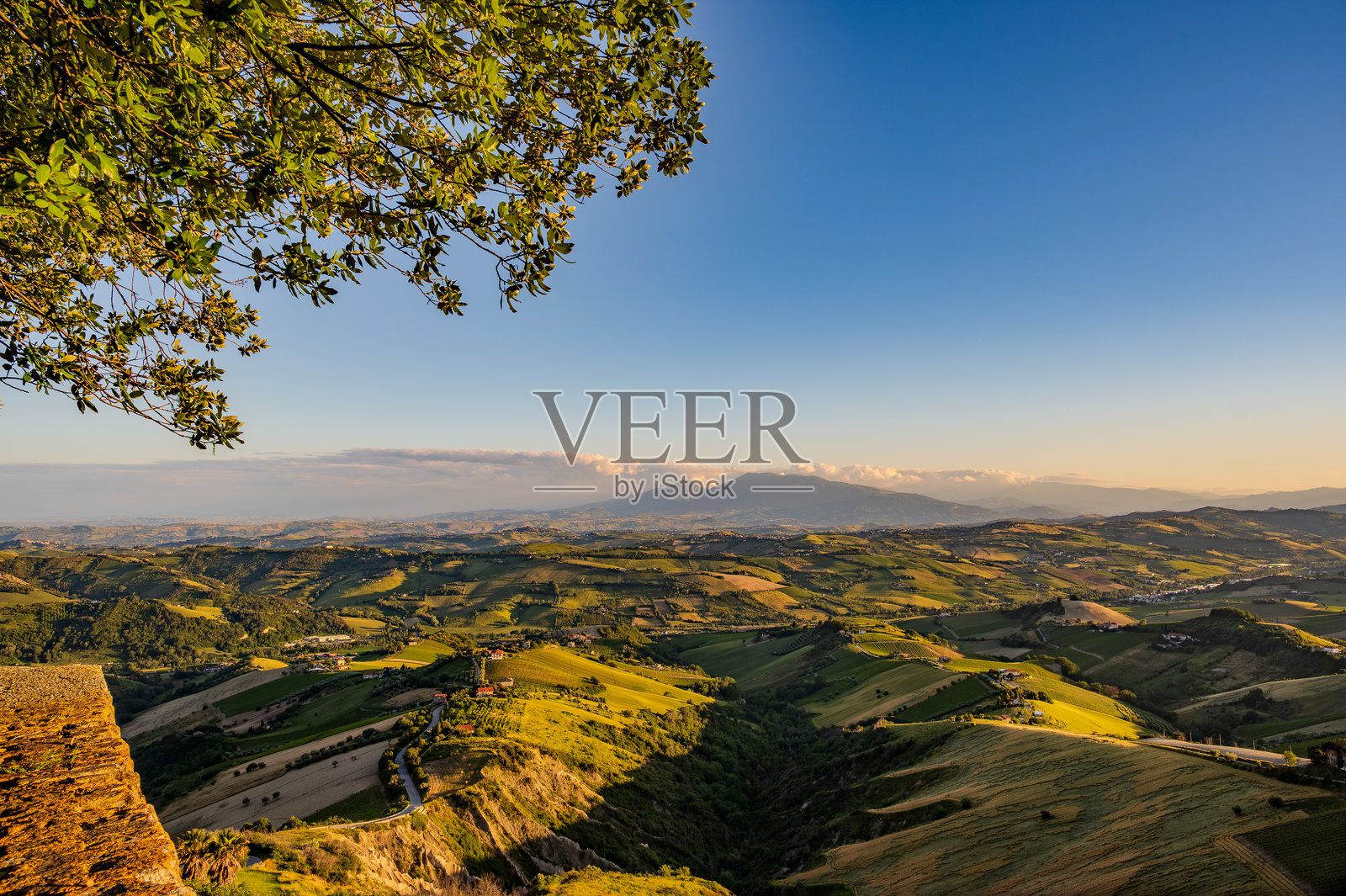 马尔凯，来自里帕特兰索内观景点的壮观景色和马尔凯山丘上的日落。照片摄影图片