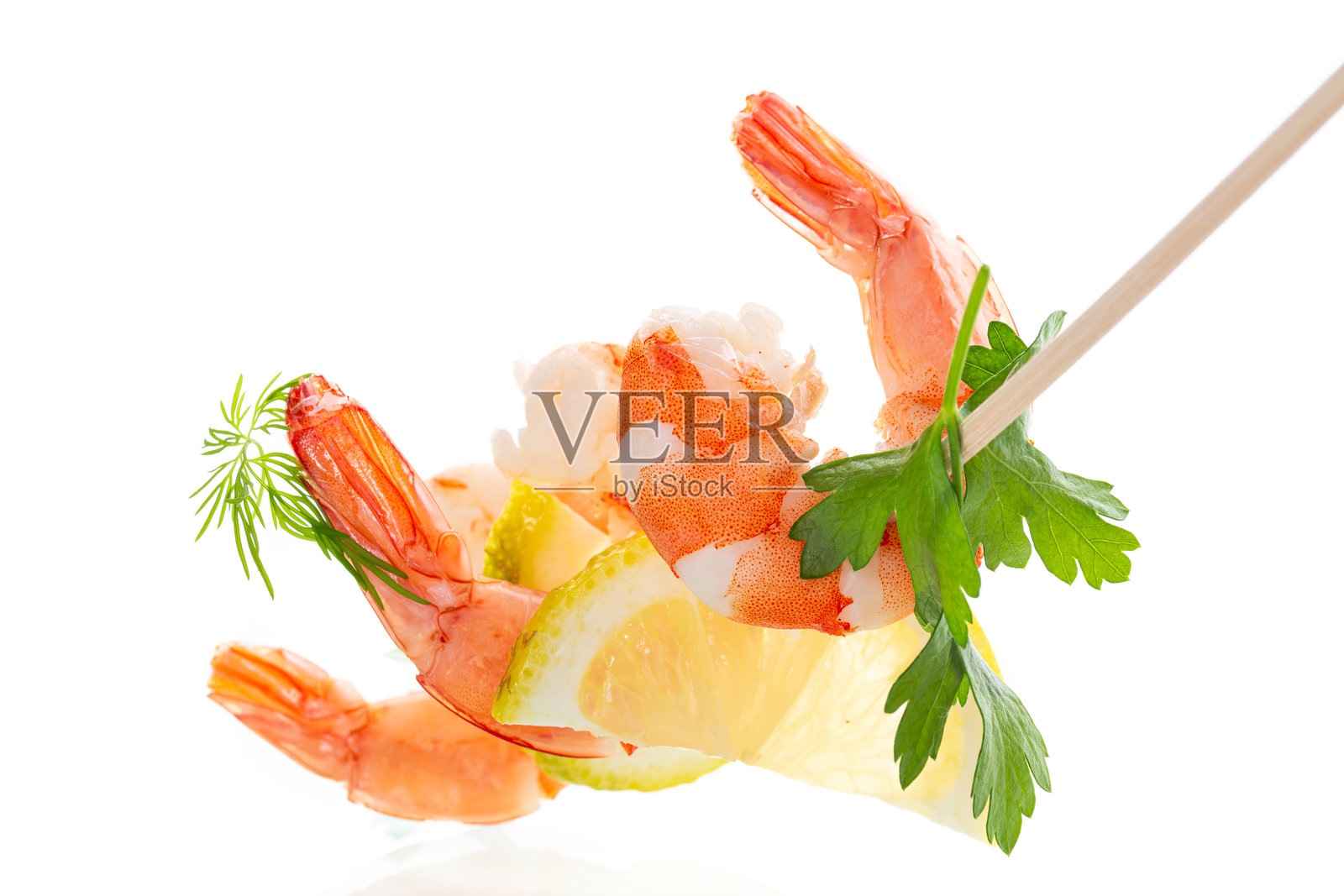 准备好的红虾配柠檬，单独摆放照片摄影图片