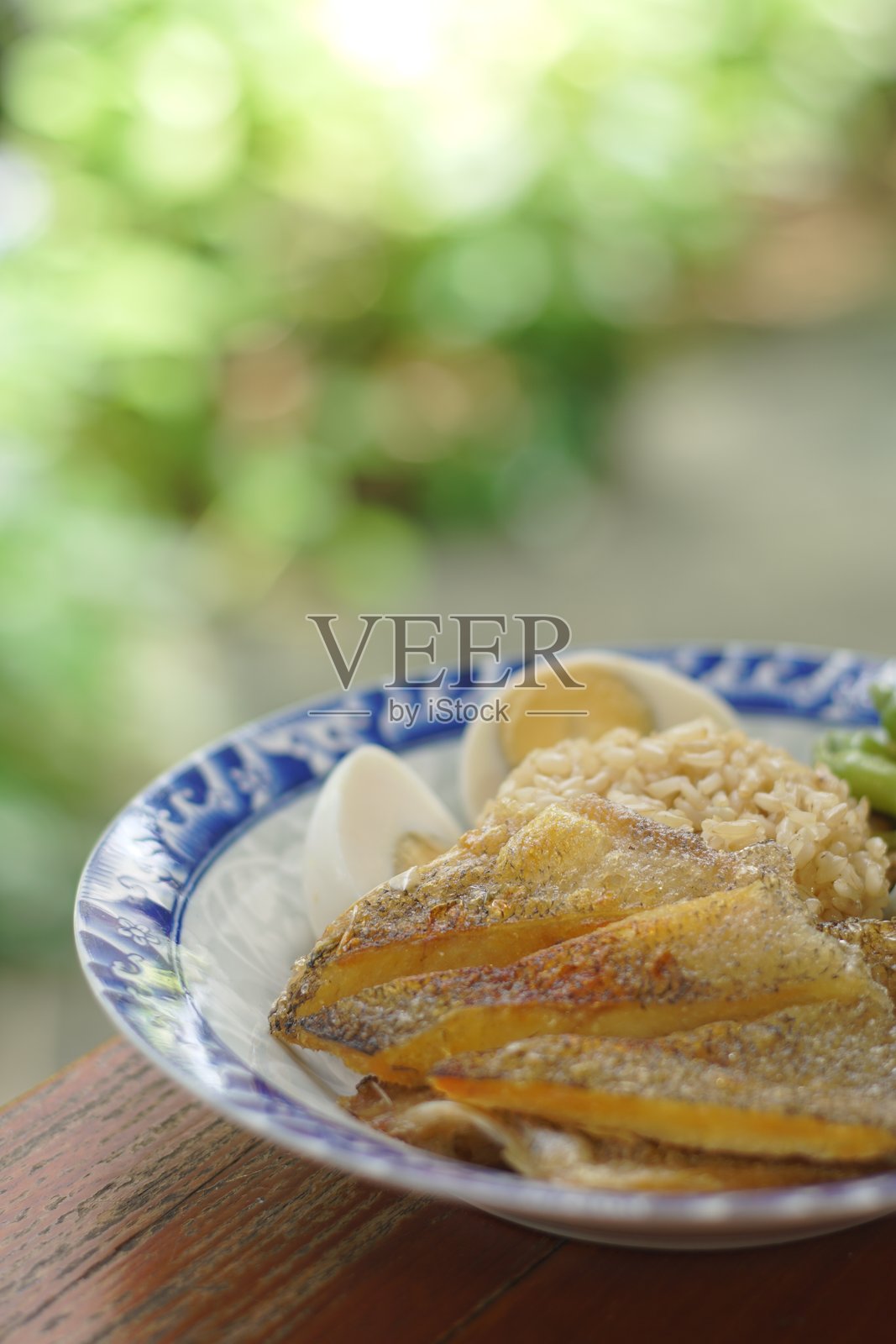 蒸米饭和水煮蛋搭配炸鱼和虾酱。这是泰国的受欢迎美食。照片摄影图片