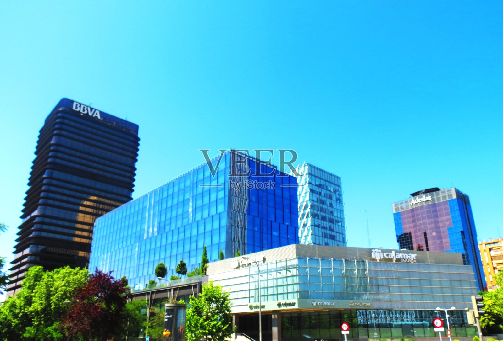 马德里市中心的现代高层建筑，公司的总部和办公室。照片摄影图片