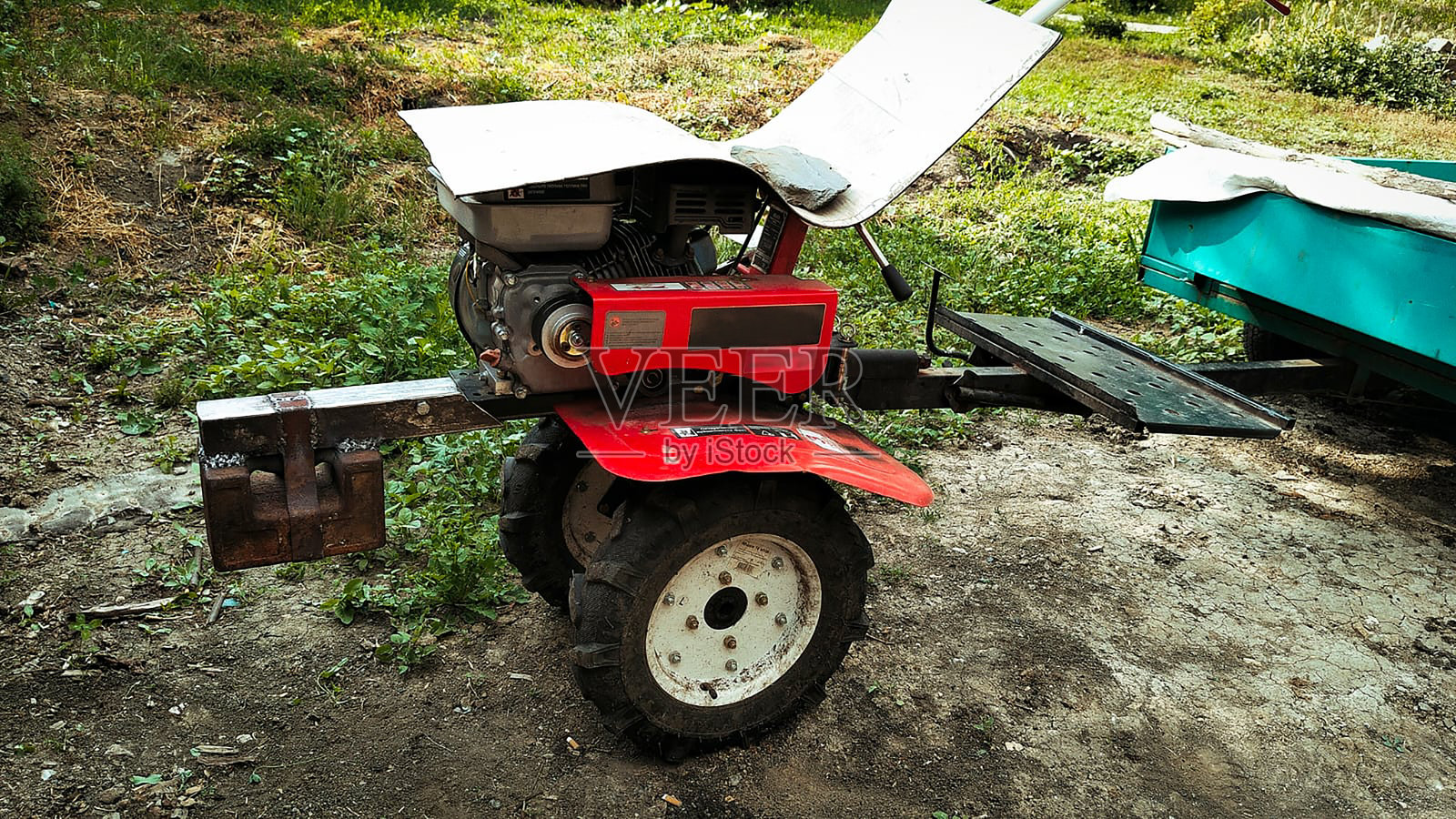 户外红色园艺耕耘机照片摄影图片