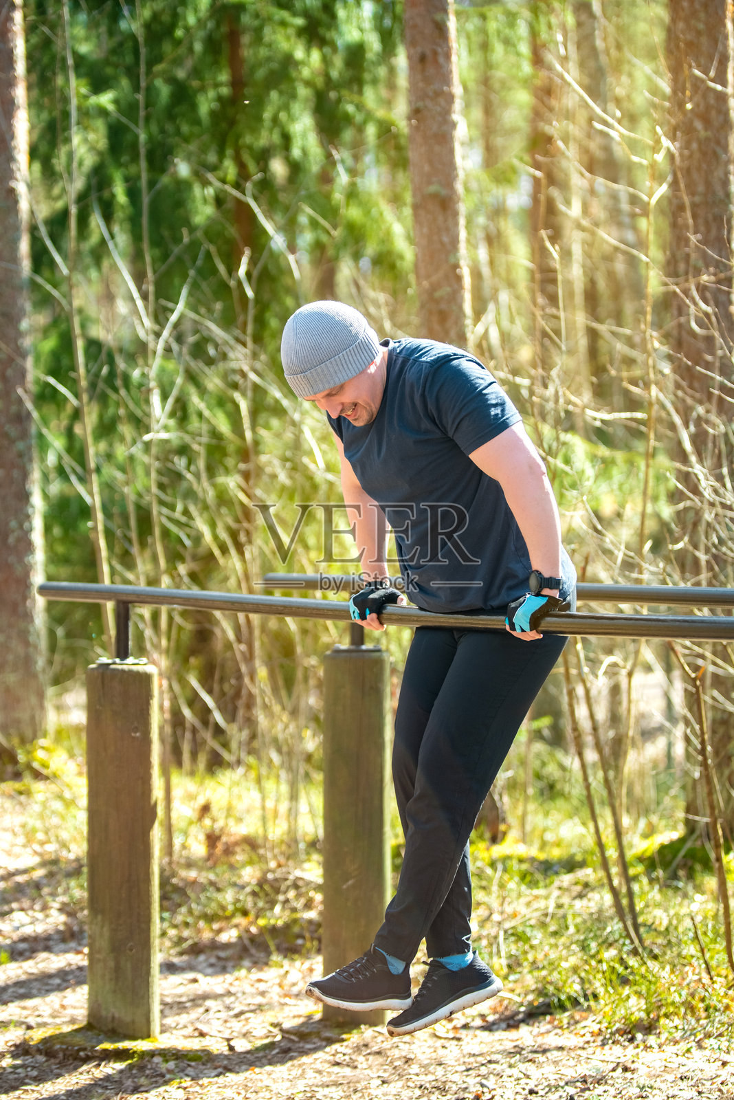 森林中的户外锻炼照片摄影图片